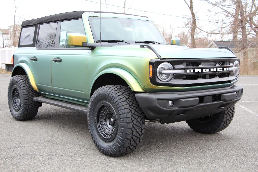 The Ford Bronco Destroys The Competition - 10 Key Features (Off
