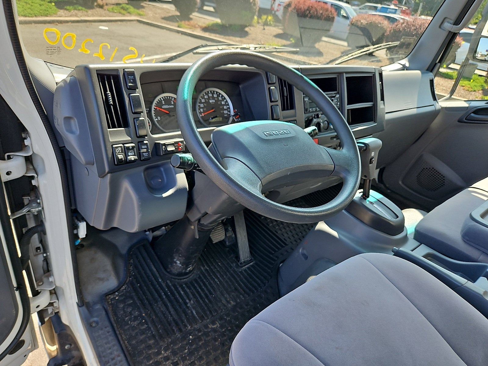 2019 Isuzu NRR 20' Box Truck W/Power Liftgate