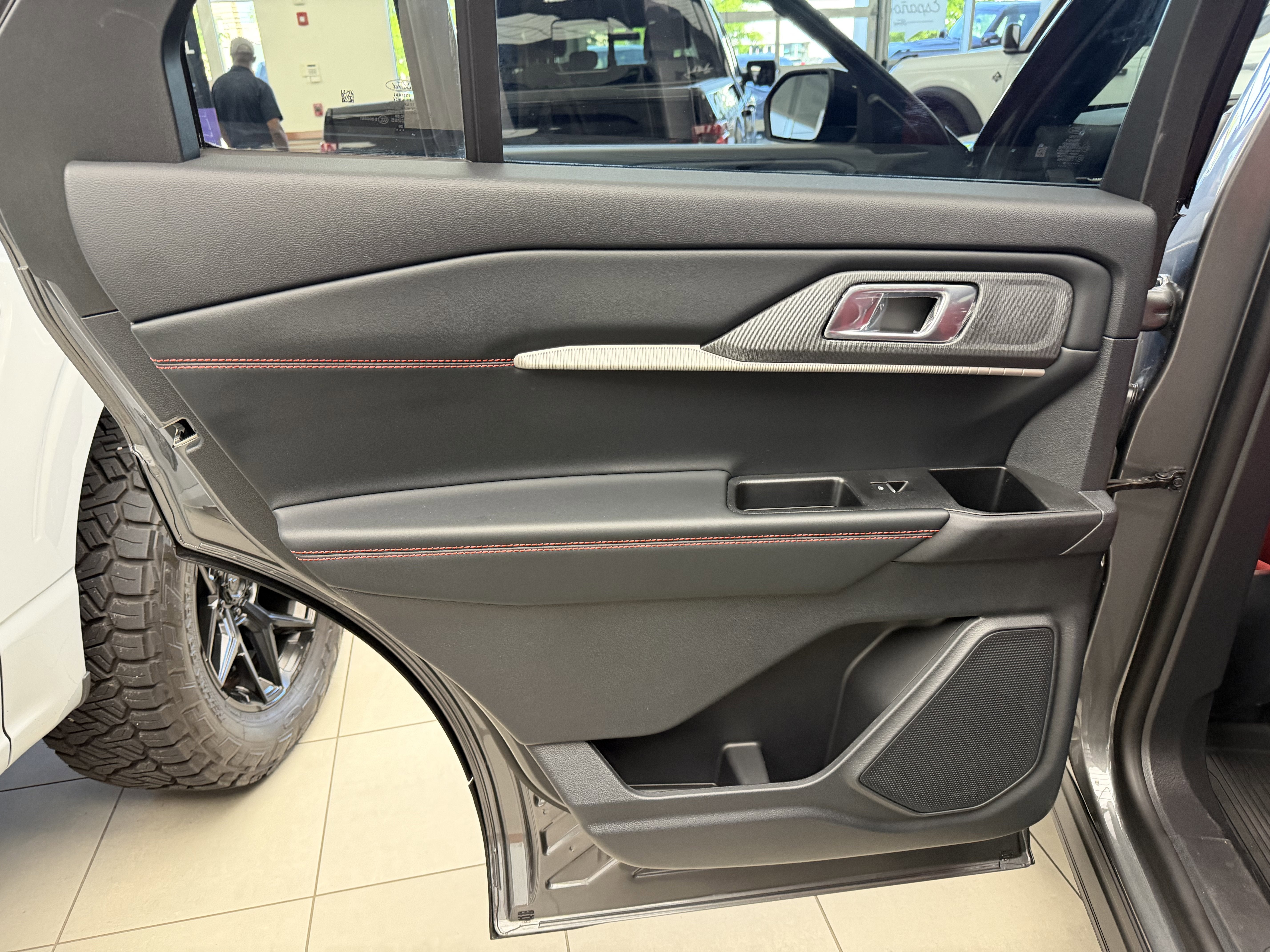 2026 Ford Explorer Custom Black-Top Edition