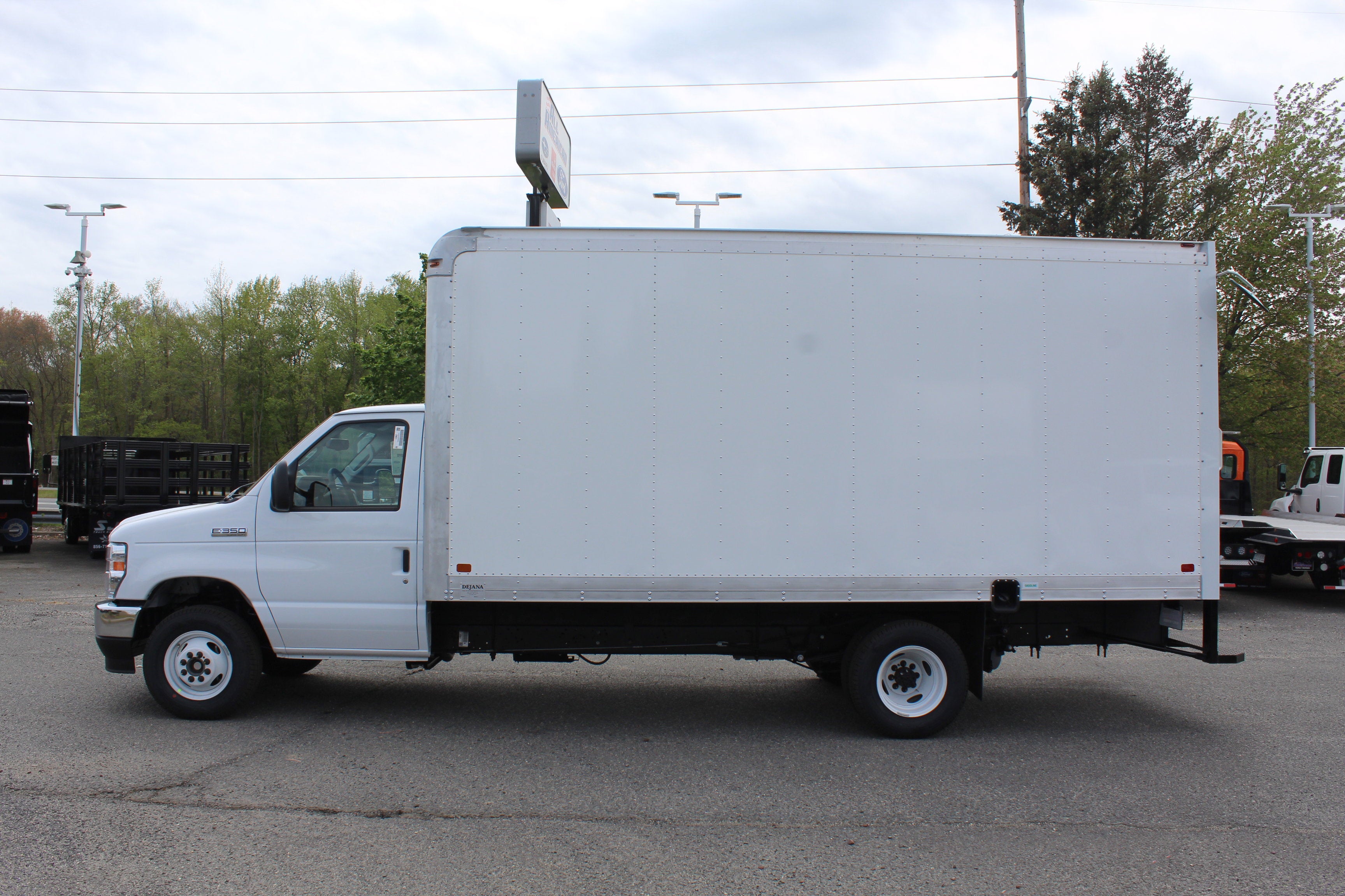 2027 Ford Dry Freight Box Truck E-350 16 FT DuraCube Pro Aluminum Body