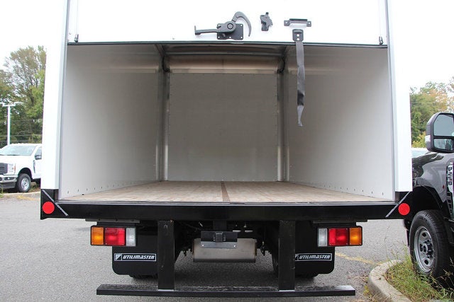 2024 Isuzu NRR 20 FT Box w/ ICC Bumper